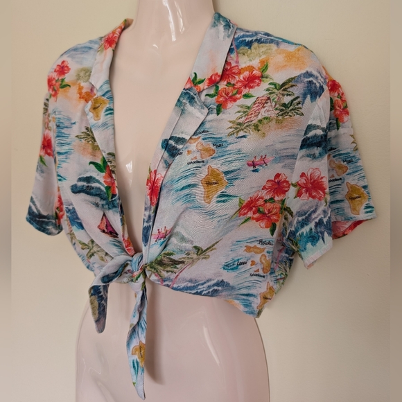 Revolve Majorelle Kingston Top Hawaiian Floral Tie-Front Crop Medium - Picture 5 of 11